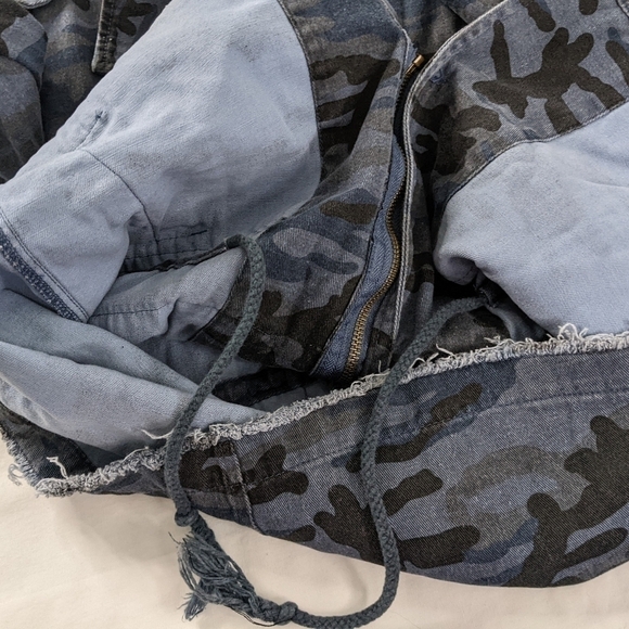 Elan Two Tone Blue Camo Raw Hem Denim Utility Jacket - Picture 5 of 9